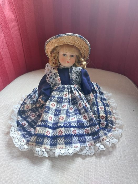 Boneca antiga de porcelana