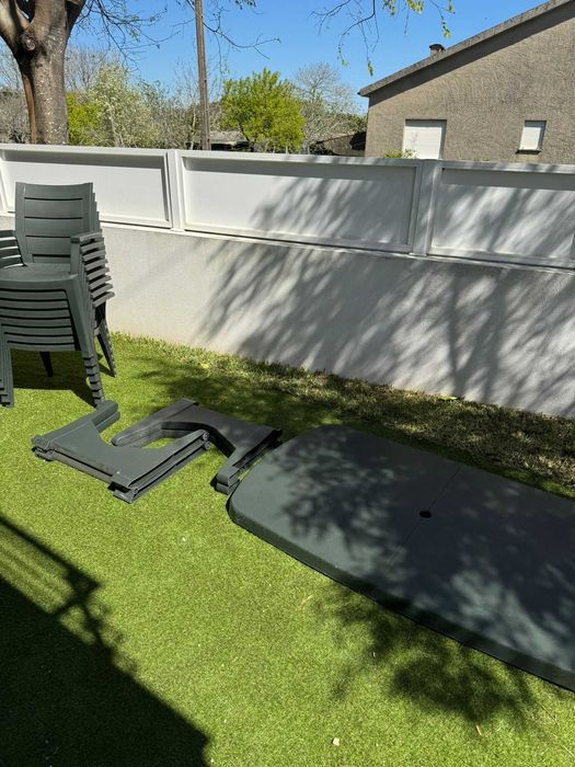 Conjunto Jardim -  Mesa verde com extensão + 8 cadeiras em bom estado.
