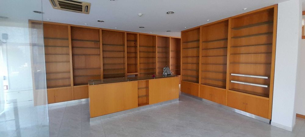 Loja no rés do chão, muito luminosa, com excelente localização