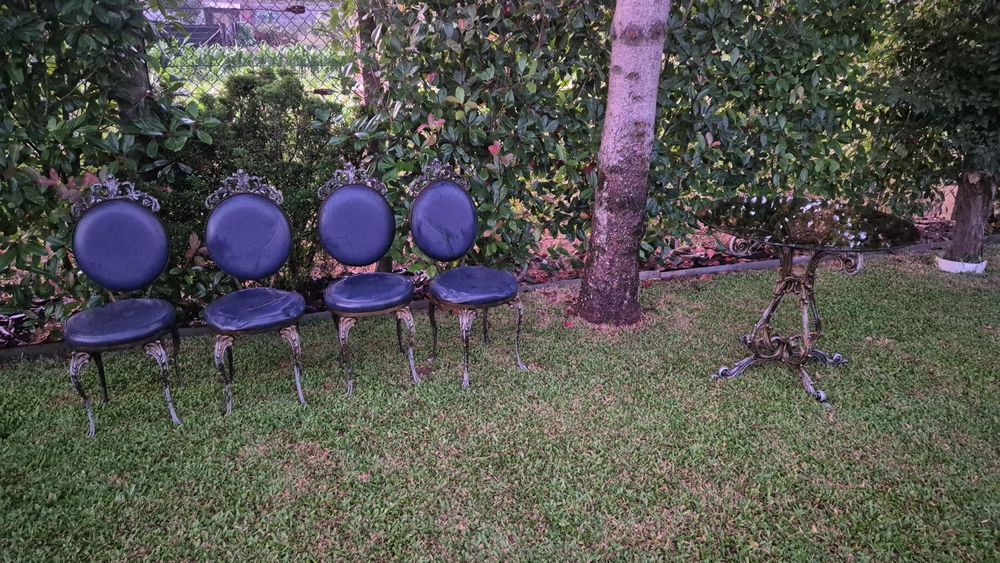 Mesa + 4 cadeiras (estilo "senhorial")
