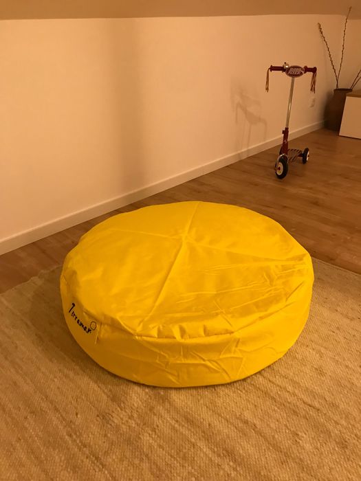 Puff novo, amarelo, girissimo, que pode usar no jardim ou em casa.