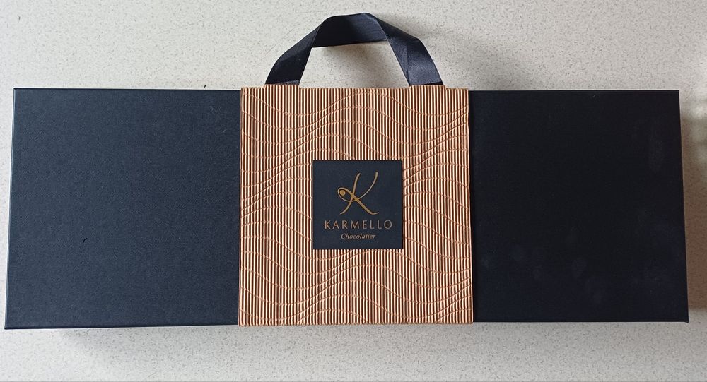 Pudełko opakowanie Karmello Chocolatier. Ekskluzywne czekoladki