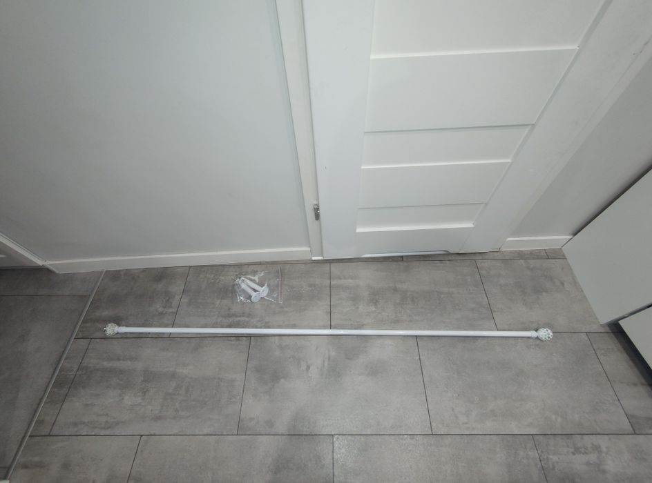 Biały karnisz ścienny metalowy kryształowe zakończenia solidny 160 cm