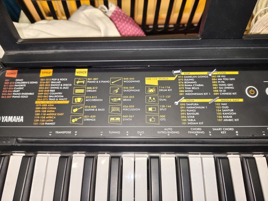 Piano/Teclado Yamaha PSR-F52 com Suporte