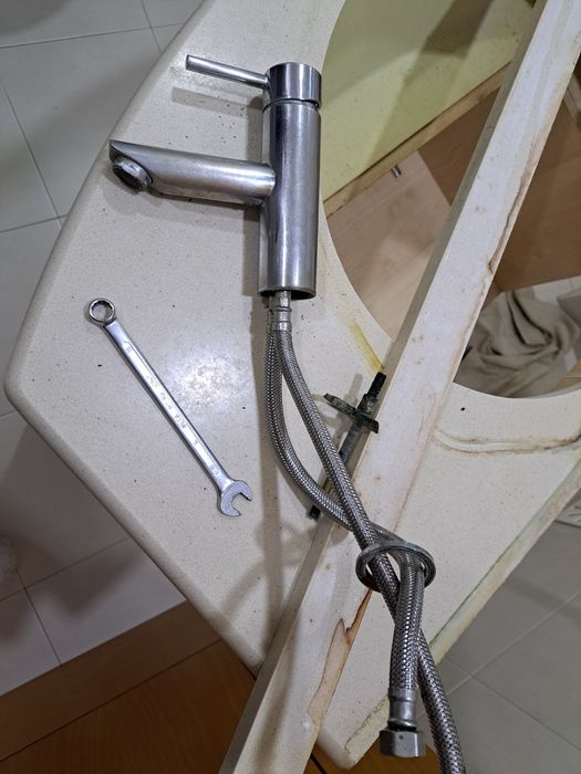 Movel wc/casa de banho com lavatório e bancada e torneira