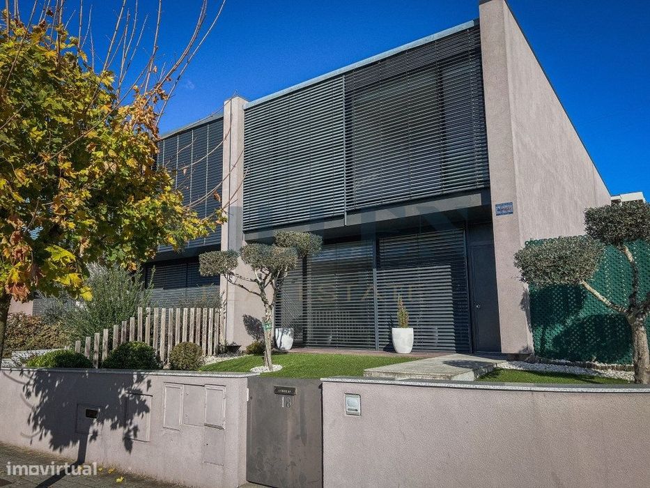Moradia V4 com suíte, garagem dupla e espaço exterior em Guimarães