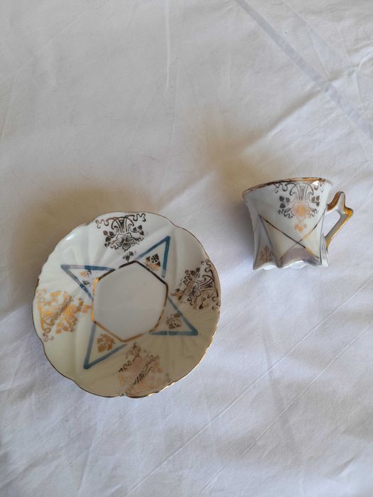 Conjunto chávena e pires antigo de porcelana