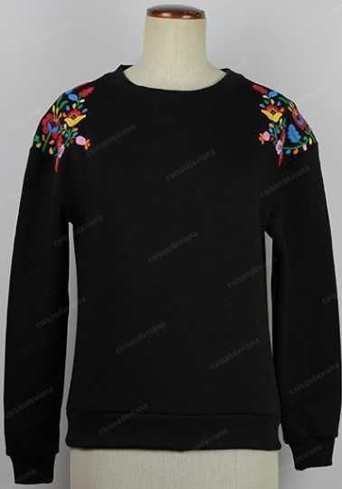 Sweatshirt preta com bordado de Viana feito à máquina