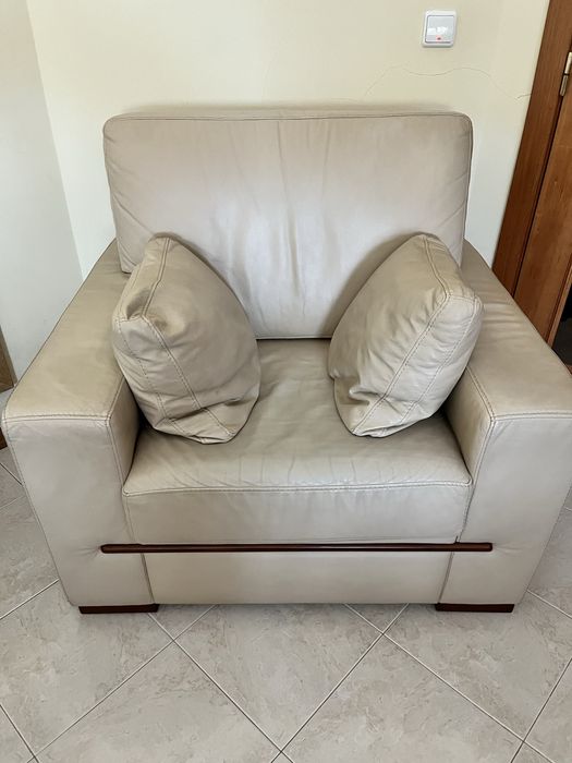 Conjunto Sofá pele+Cadeirão