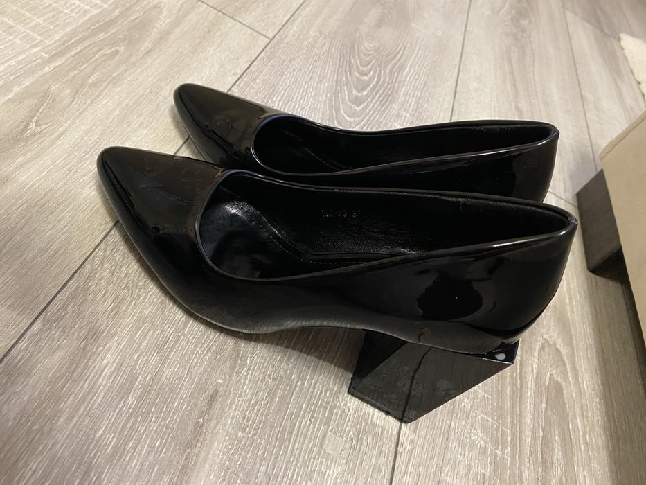Чорні туфлі лакові