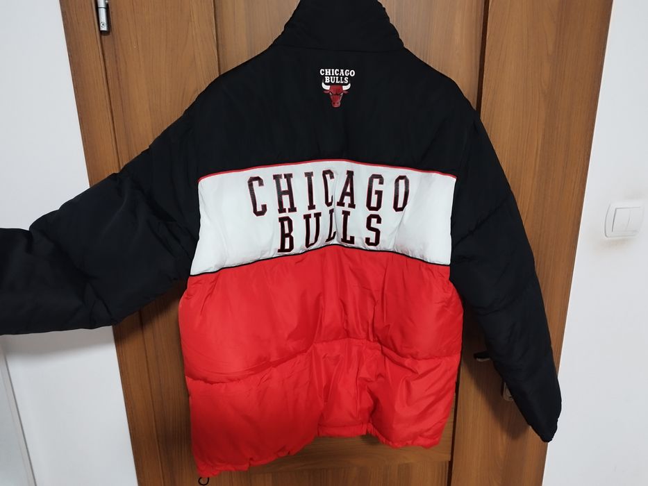Puchowa kurtka CHICAGO BULLS z kolorowymi wstawkami
