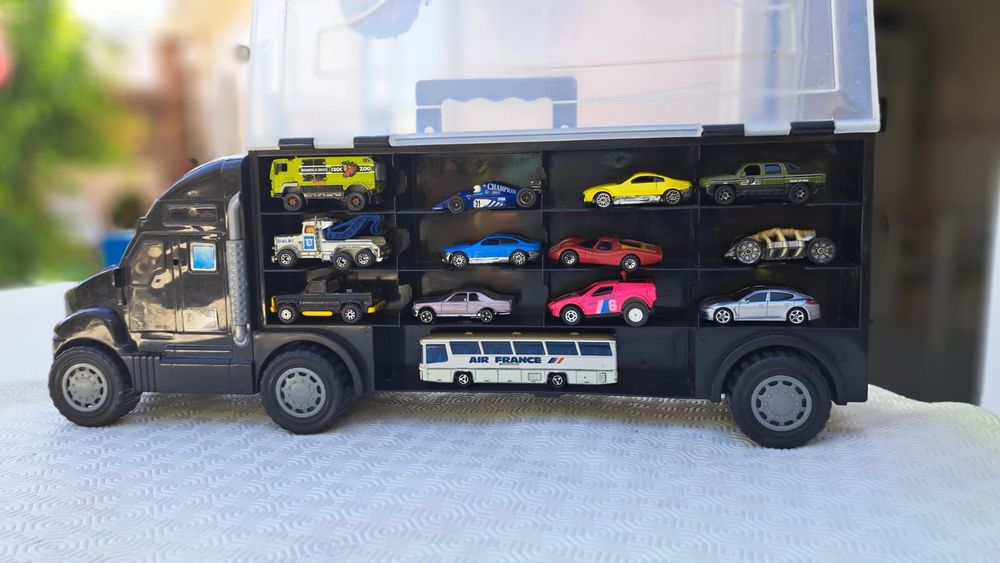 Camião grande para transporte de carros (27 carros e 1 autocarro)