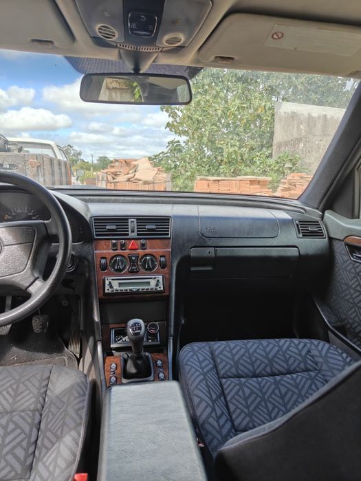 Mercedes C200 CDI, primeiro registo 1998, 350.000 kms, em bom estado geral, 2.000 euros