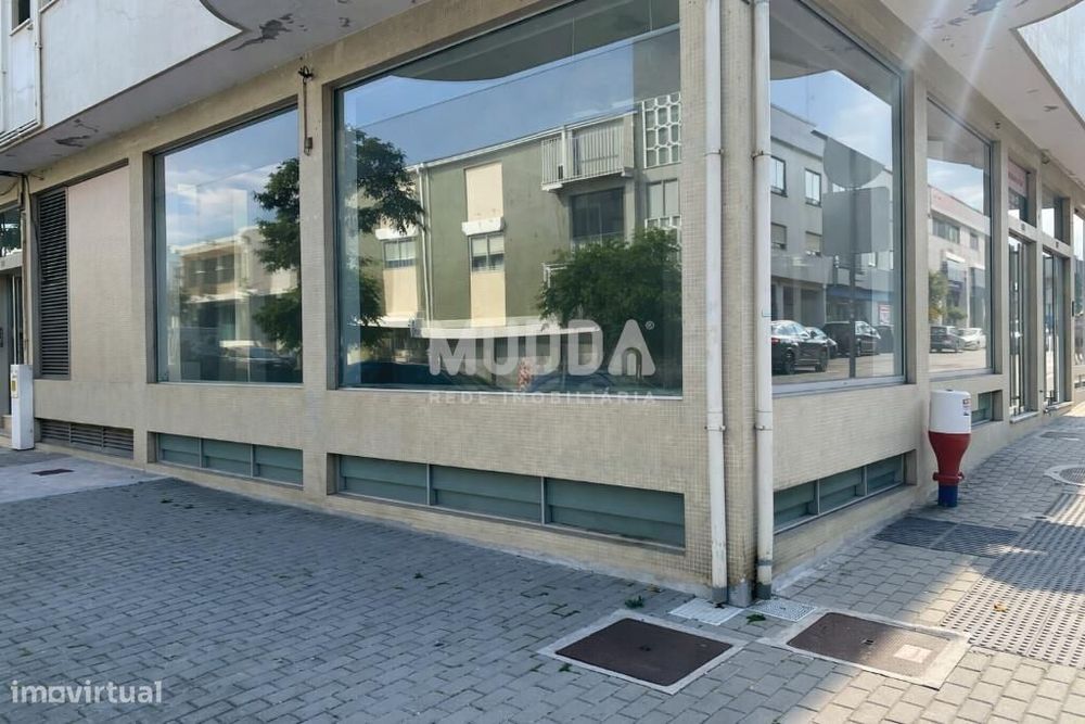Loja para Arrendamento em Espinho — Localização Premium