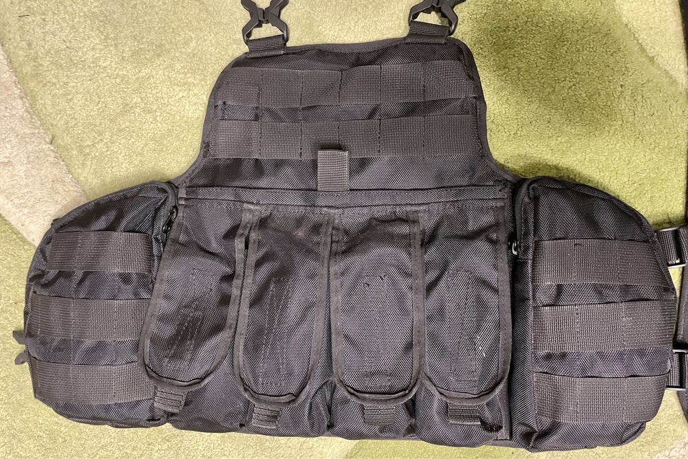 Плитоноска чорна з підсумками