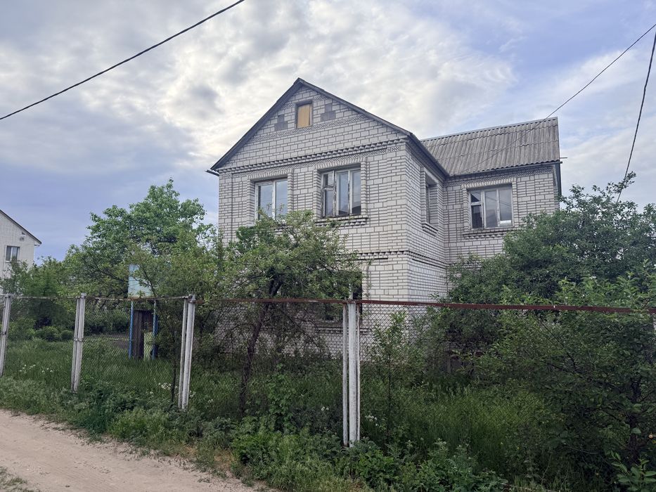 Терміновий продаж!Якісний цегляний будинок з гаражем та закритою територією 6 соток  вул. Малинова
