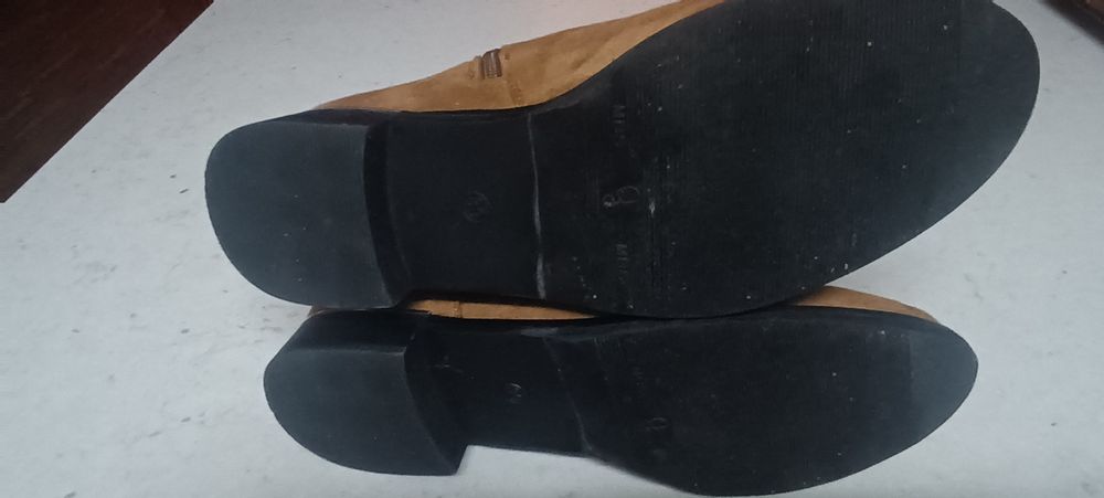 Vendo botins em camurça de cor camel.