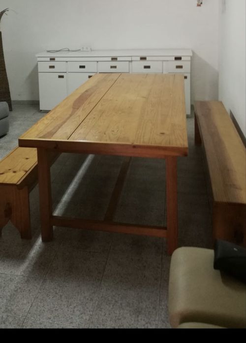 Mesa de madeira e bancos