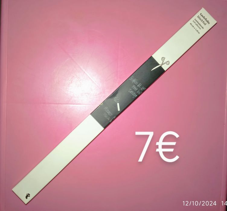 Vários artigos de papelaria e artesanato.