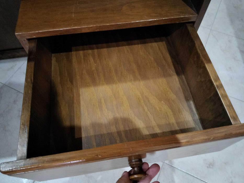 Secretária com parteleiras