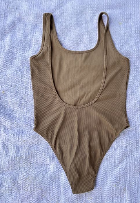 Body camel costas abertas