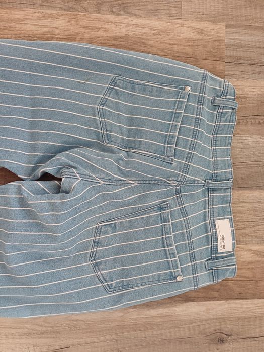 Jasnaniebieskie jeansy skinny w białe pionowe paski Takko Denim 1982 34