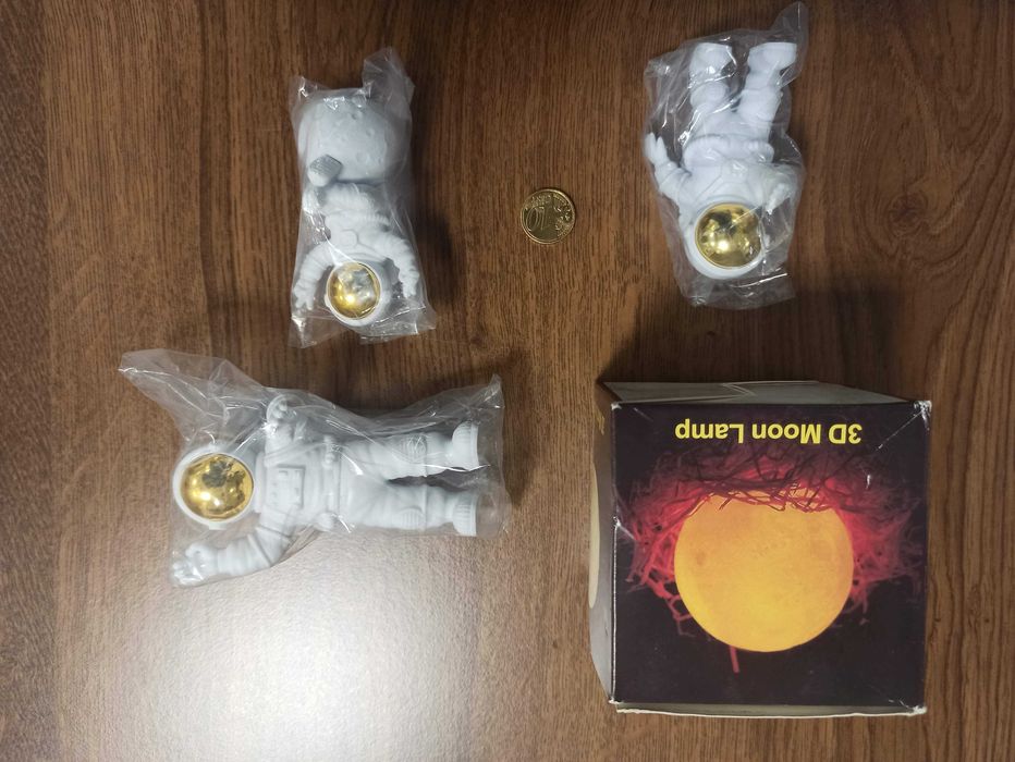 Lua com luz e 3 astronautas prateado dourado