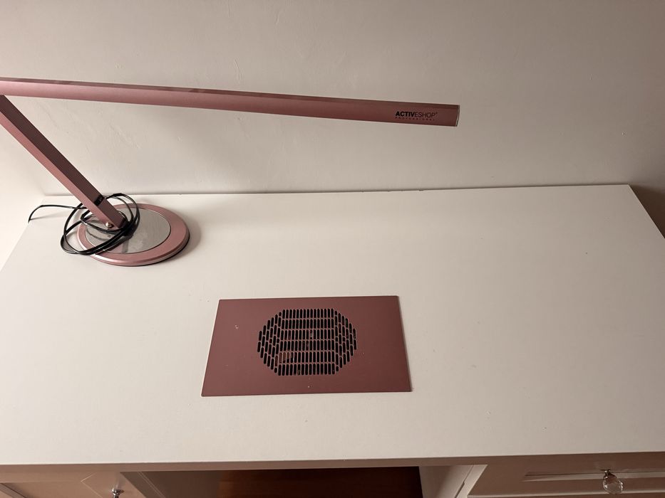 Biurko z pochlanieczem do robienia paznokci