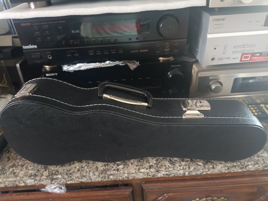 Novo, bom, com case afinador cordas suplentes.