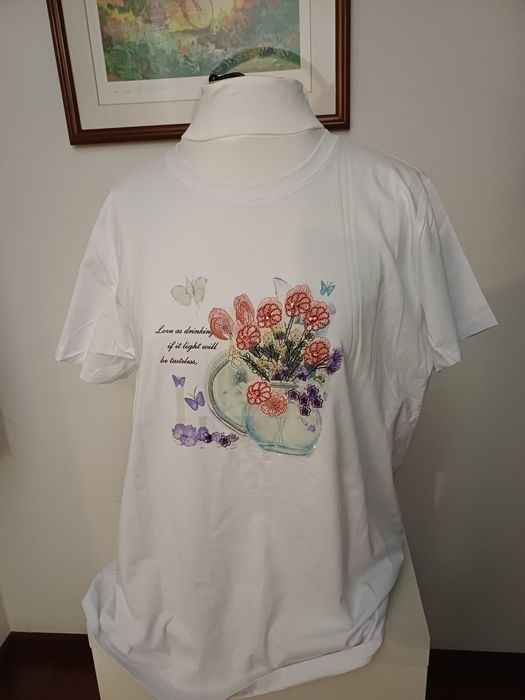 T-shirt branca flores