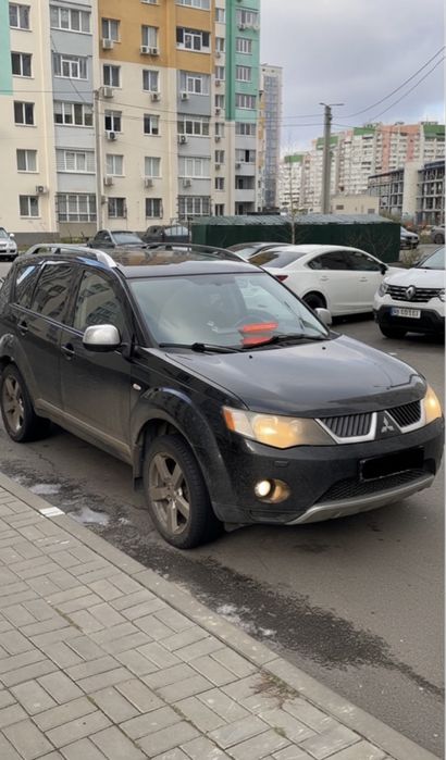 Дивитись в Харкові. Аутлендер в гарному технічному стані, мкпп супер, двигун тягне дуже добре. Салон збережений, жодної дірки. Замінено передні важелі, тормозні диски та колодки, привідні ремені, натяжний ролик, є чеки з сто. Є пару моментів по кузову, на останніх фото.
Якщо не беру слухавку, пишіть будь ласка сюди. Ціна без торгу.