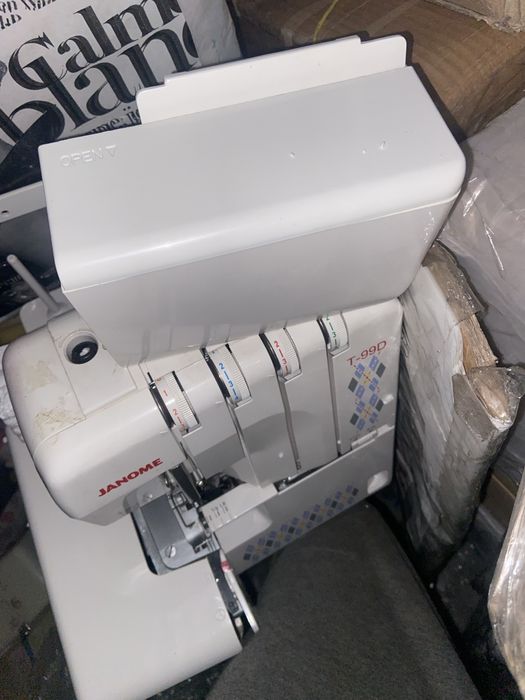 Оверлок новый металлический настроенном состоянии