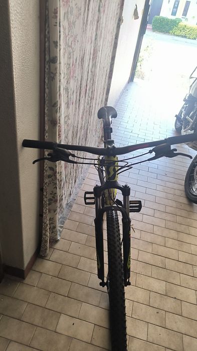 Scott Aspect 950 (Edição de 2018) na combinação de cores oficial Yellow/Black/Red.