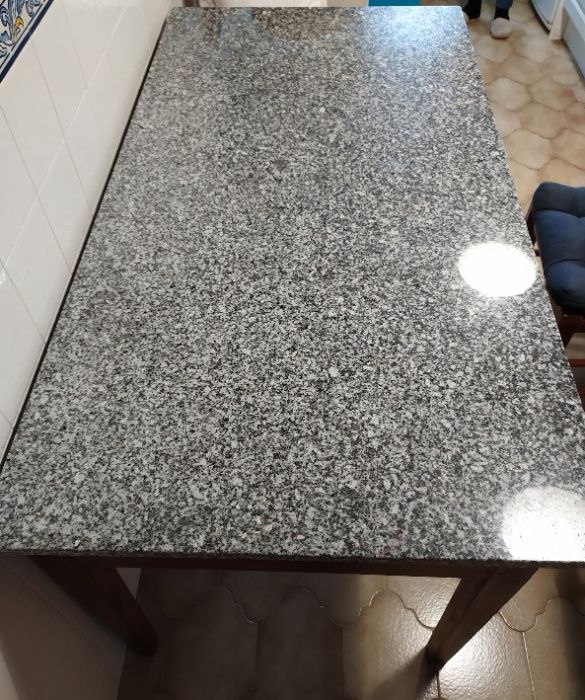 Mesa de Jantar Rústica, maciça tampo de granito e com 6 cadeiras