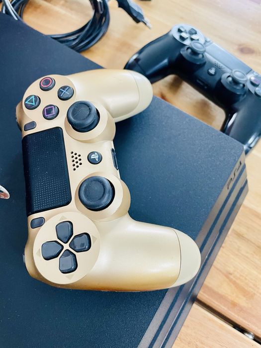 Playstation 4 PRO + 2 kontrolery