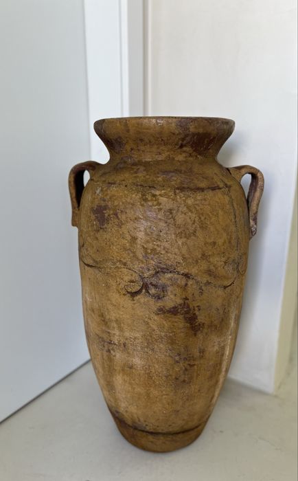 Ânfora antiga em terracota