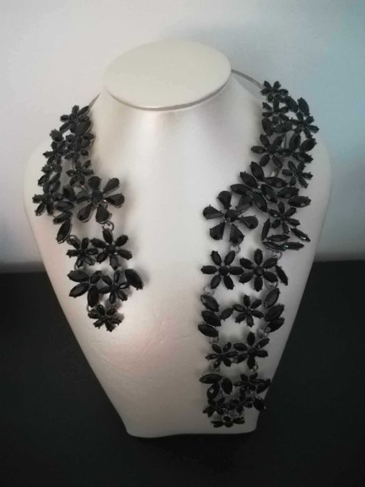 Gargantilha metálica com pedraria