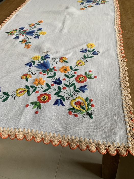 Bieżnik recznie haftowany