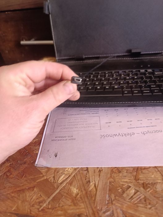 Etui z klawiaturą na tableta