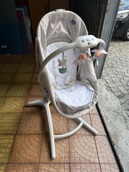 Chicco baby hug 4 em 1 com colchão extra, roupa de cama e kit de comer