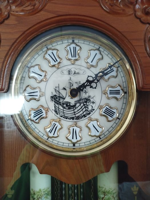 Relógio de parede com móvel (como novo)