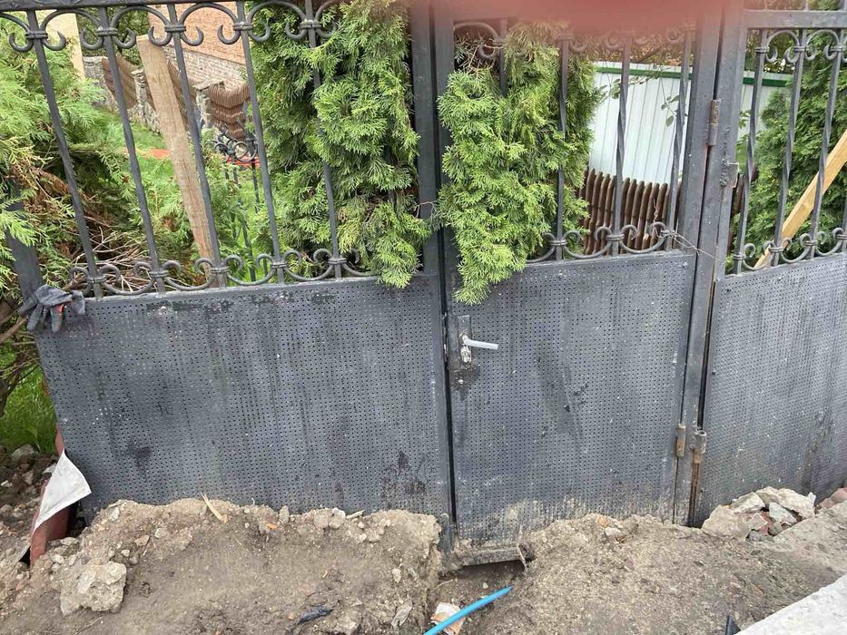 Брама кована з секціями огорожі