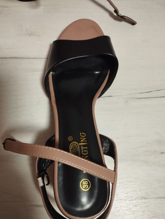 Босоніжки на каблучку