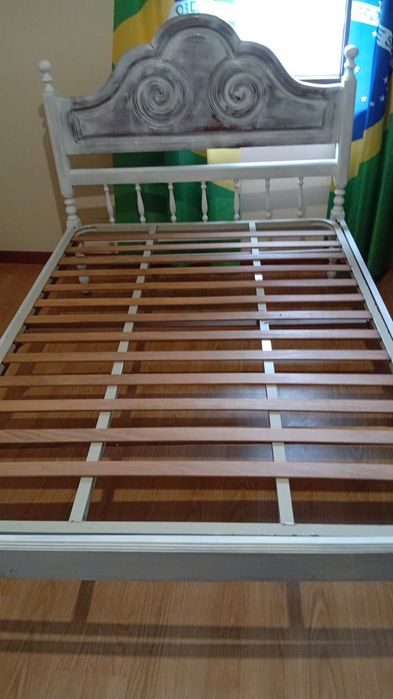 Cama casal em madeira
