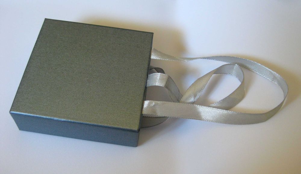 Alfinete / Broche / Pregadeira Folha c/ Rosto e Rosa NOVO