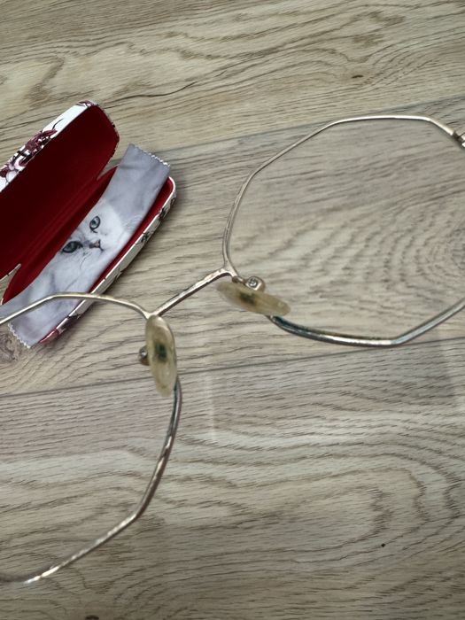 Złote różowe cienkie okrągłe metalowe oprawki okulary korekcyjne