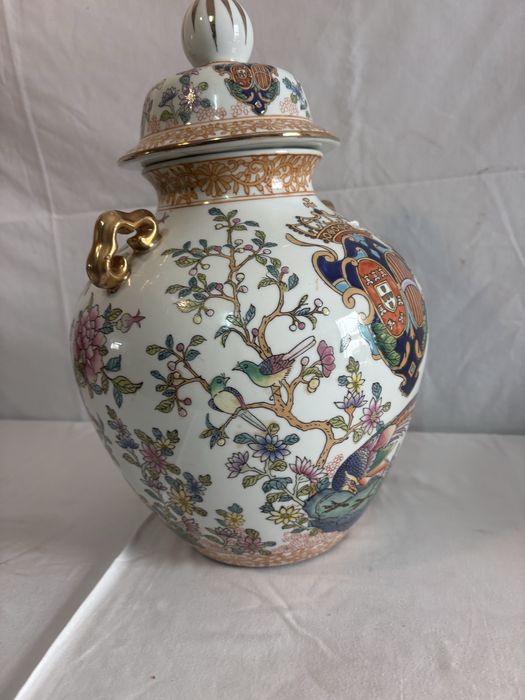 Marca Qianlong  Pote porcelana chinesa do Século XIX, com as armas Dom João V Marca Qianlong