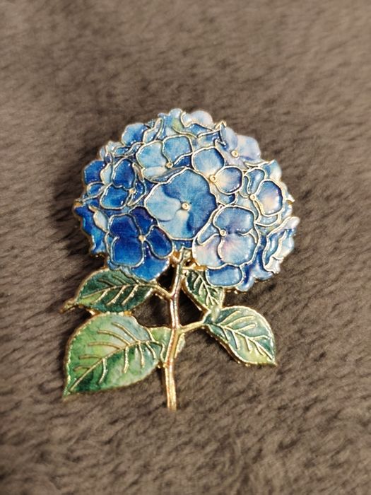 Przypinka pin emalia hortensja blue