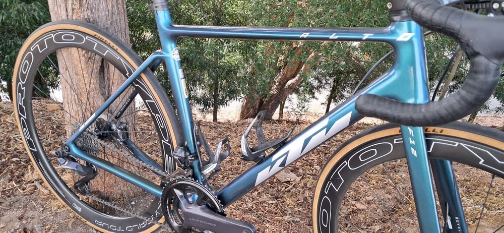 Ktm revelator com ultegra di2 e rodas carbono