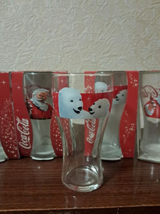 Стаканы с символикой кока кола